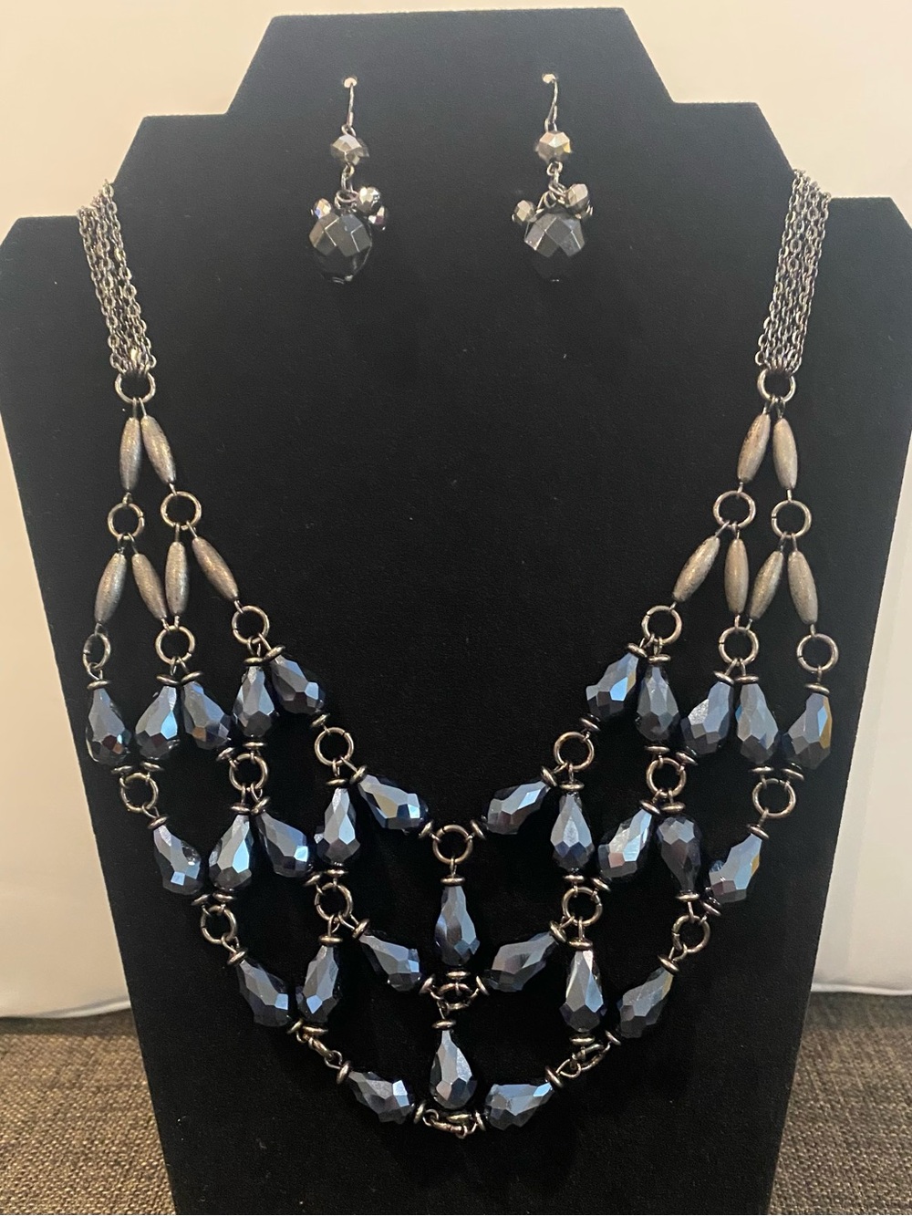 Elegant Simply Vera -Vera Wang Gunmetal, Dark Blue Bib Necklace & Earring Set.